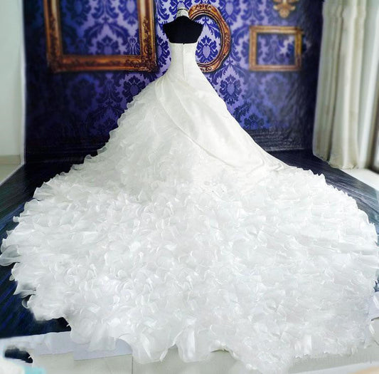 High-end wedding dress with big tail, lace fabric, available in white and ivory, wholesale.