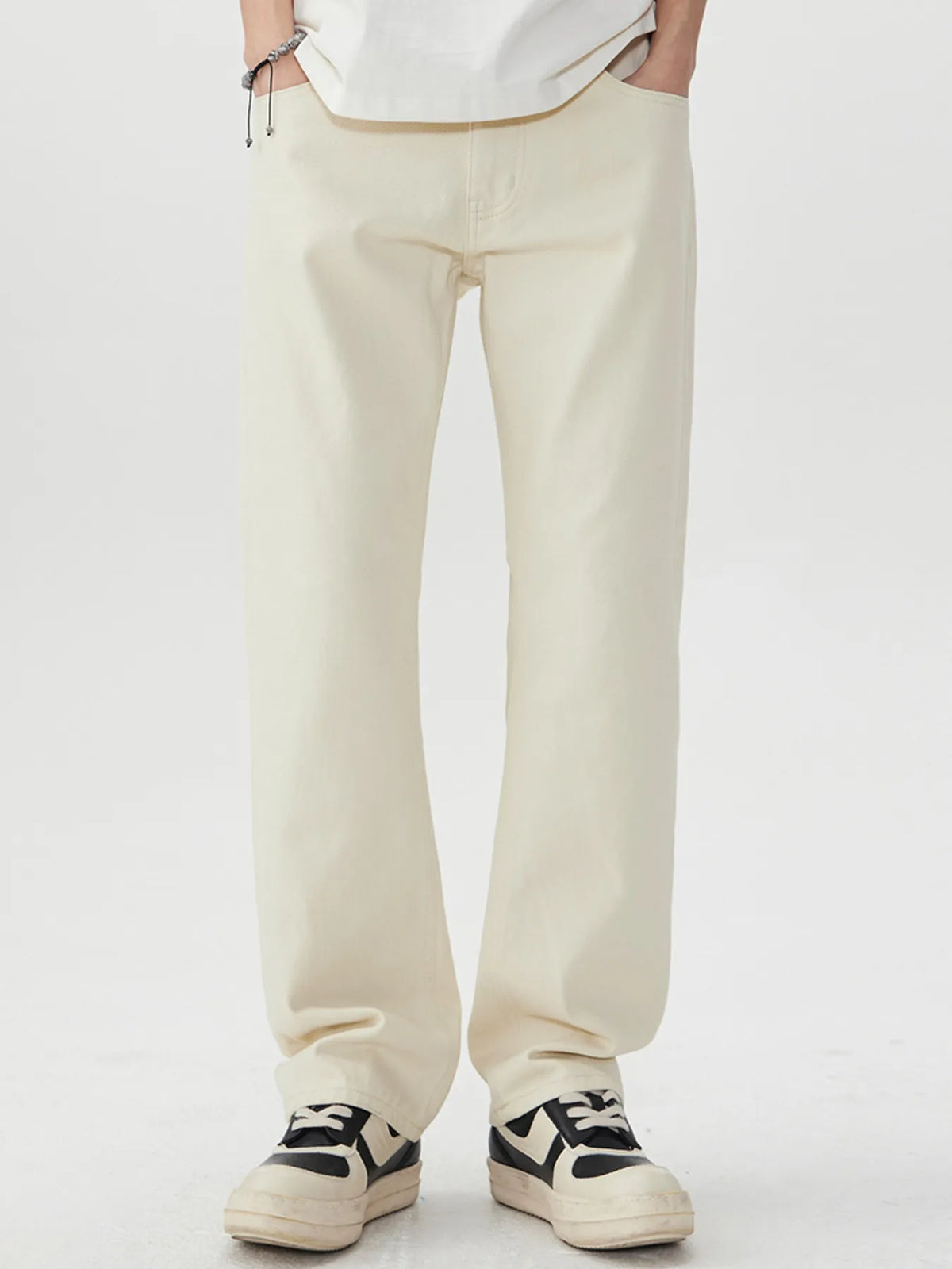 Men's wide leg jeans in light beige with pockets and slight stretch, made from cotton and polyester blend