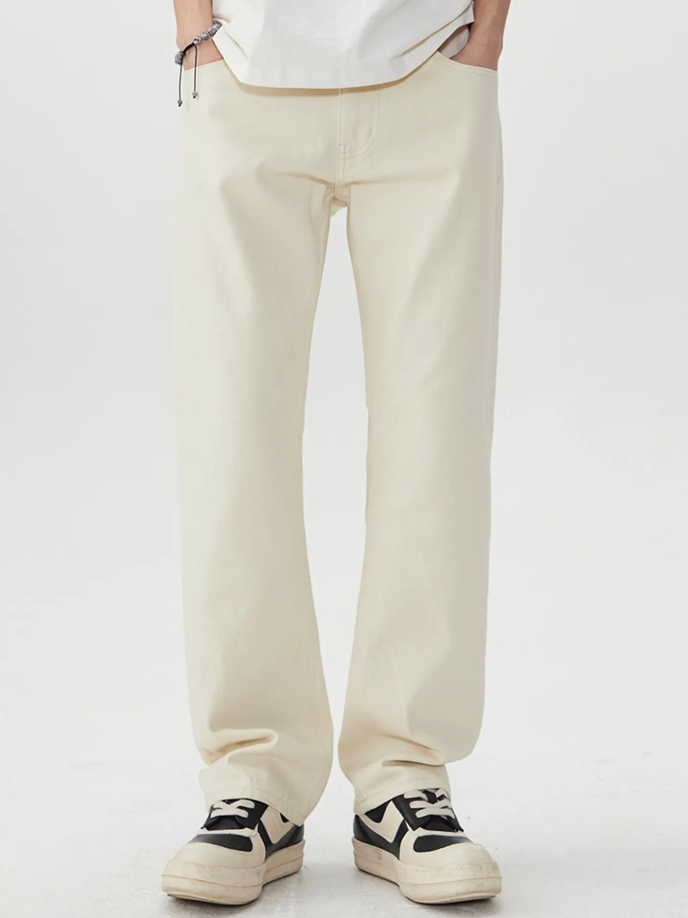 Men's wide leg jeans in light beige with pockets and slight stretch, made from cotton and polyester blend
