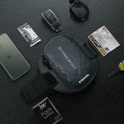 Lightweight running arm bag with reflective safety feature, ideal for outdoor sports, fits devices up to 7 inches.